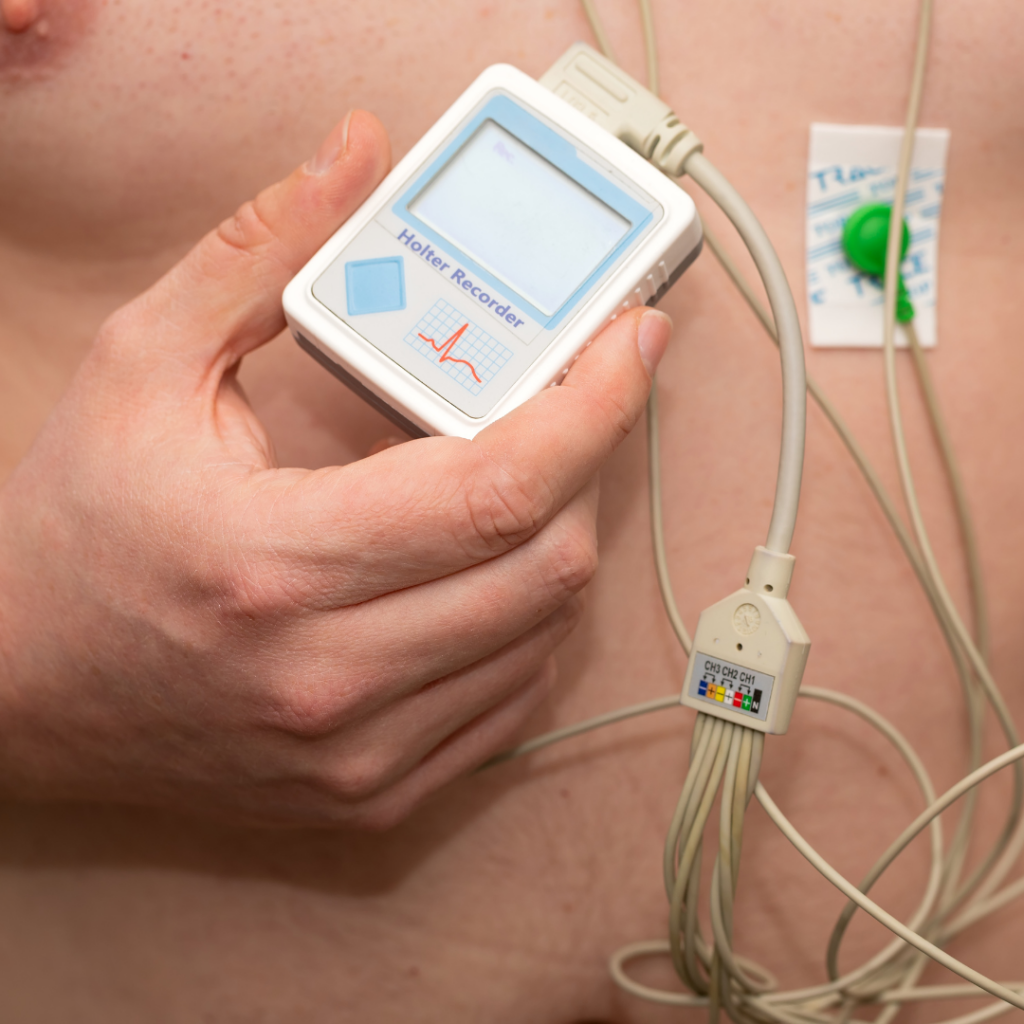 HOLTER 12 CANALI
Un monitoraggio cardiaco avanzato, particolarmente utile per chi pratica sport intensi o presenta familiarità per disturbi cardiaci.