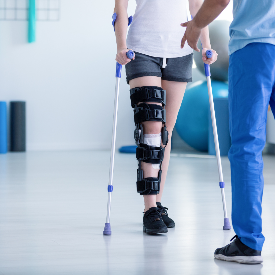 L’ortopedico si occupa dello studio, della diagnosi e del trattamento delle anomalie sia congenite o funzionali, sia acquisite per via di eventi accidentali: dalle infezioni ai traumi sportivi, dalle fratture ai problemi articolari, dall’osteoporosi ai tumori ossei.