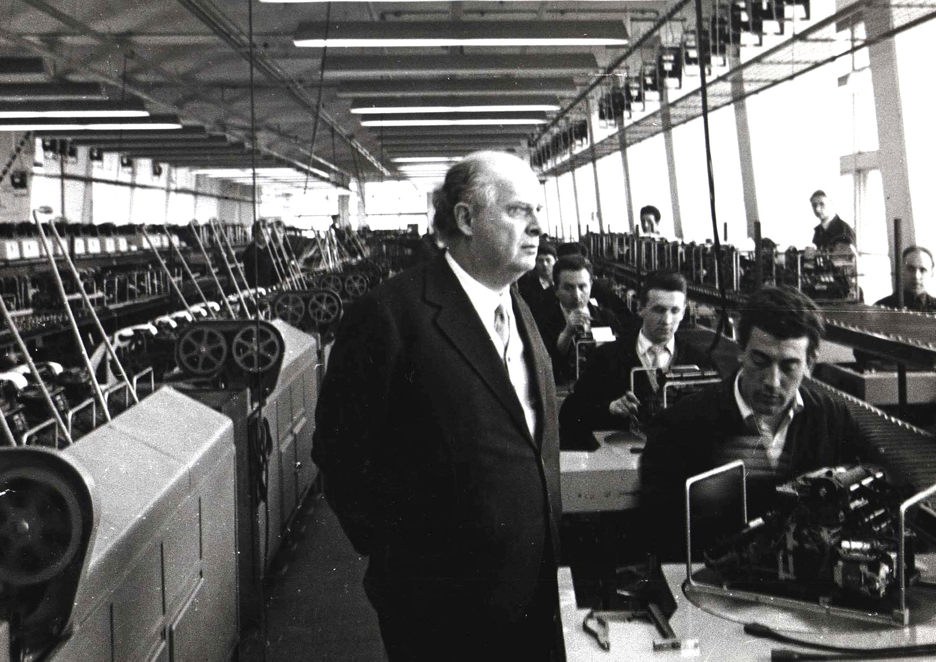 Chi-era-Adriano-Olivetti Crediamo fermamente nell’importanza della persona, nella dignità del lavoro e nella responsabilità sociale. Come Olivetti, poniamo al centro della nostra attività il benessere dell’individuo, promuovendo un ambiente in cui tecnologia e attenzione al prossimo si intrecciano per creare valore reale per i nostri pazienti.