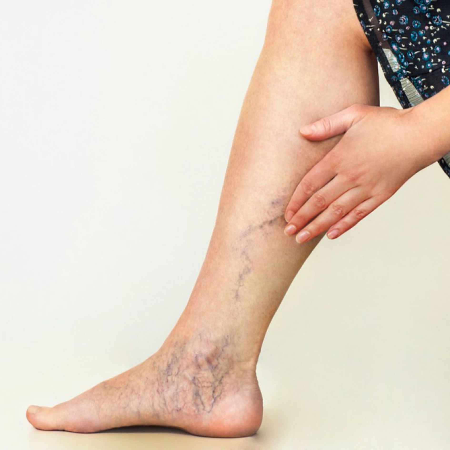 Il Dott. Davide Piccolo, chirurgo vascolare esperto, esegue visite specialistiche complete accompagnate sempre da un eco-colorDoppler per una diagnosi accurata e immediata. Grazie a tecnologie avanzate e a un approccio personalizzato, offre trattamenti efficaci per varici, insufficienza venosa e altre patologie vascolari, inclusa la terapia sclerosante per i vasi capillari.