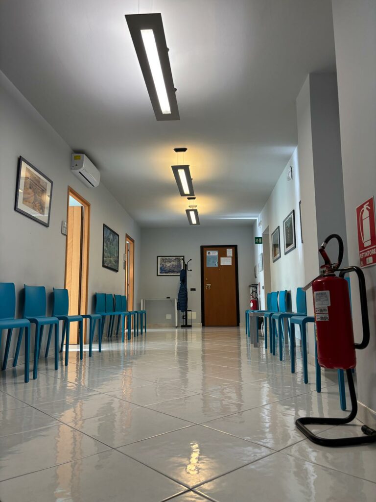 Il nostro studio medico è:
ACCESSIBILE
Bastano una chiamata o un messaggio WhatsApp per avere informazioni, disponibilità e una data precisa per visita o esame.